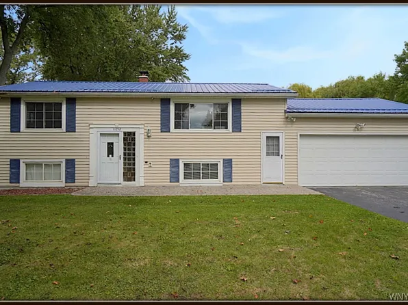 11052 Fairview Dr, Lancaster, NY 14086