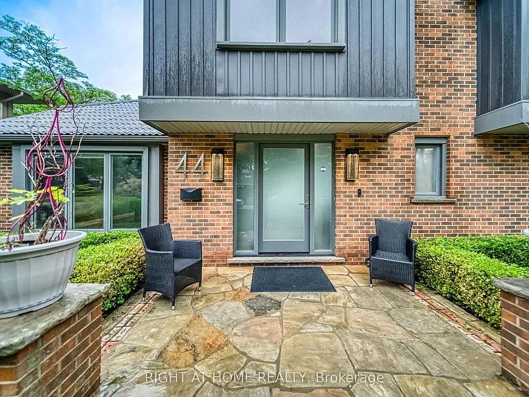 44 Royal Henley Blvd — Photo 6