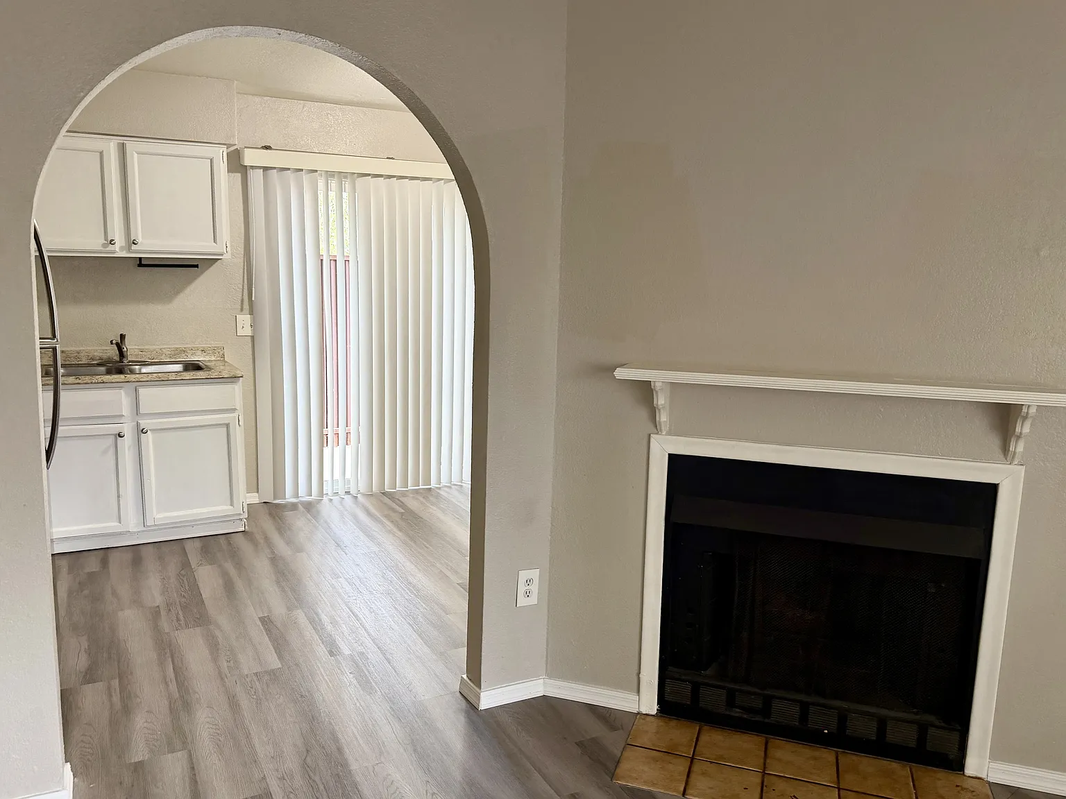 2645 N Alvernon Way - 1 — Photo 2