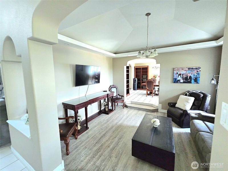 5th image of 327 Lancaster Road