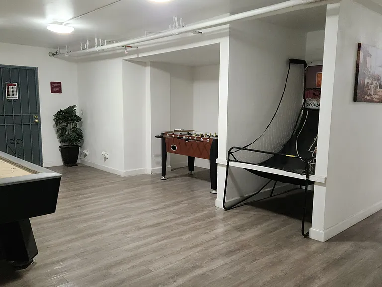 Canyon Crest Apts — Photo 4