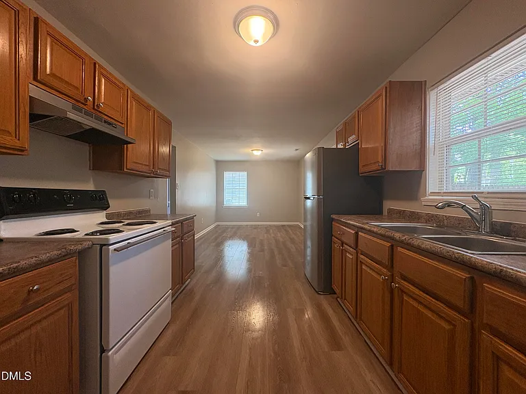 745 Grantland Dr — Photo 3