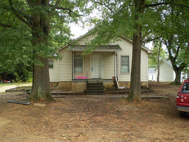 1st image of 909 Skyland St