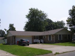 18 Central Dr, Sullivan, IL 61951