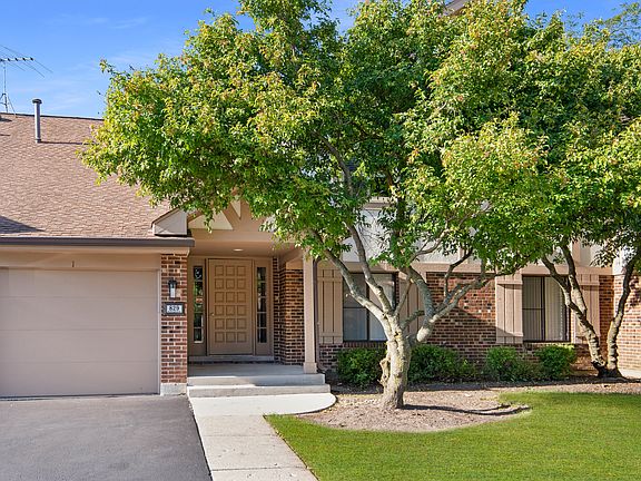 2nd image of 829 Knottingham Dr APT 1B