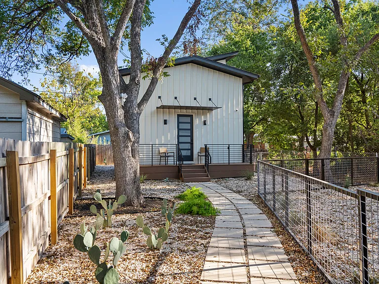 1100 Romeria Dr — Photo 3