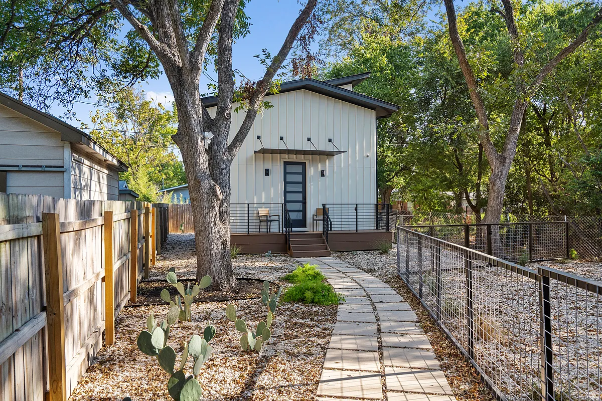 Building Photo - 1100 Romeria Dr