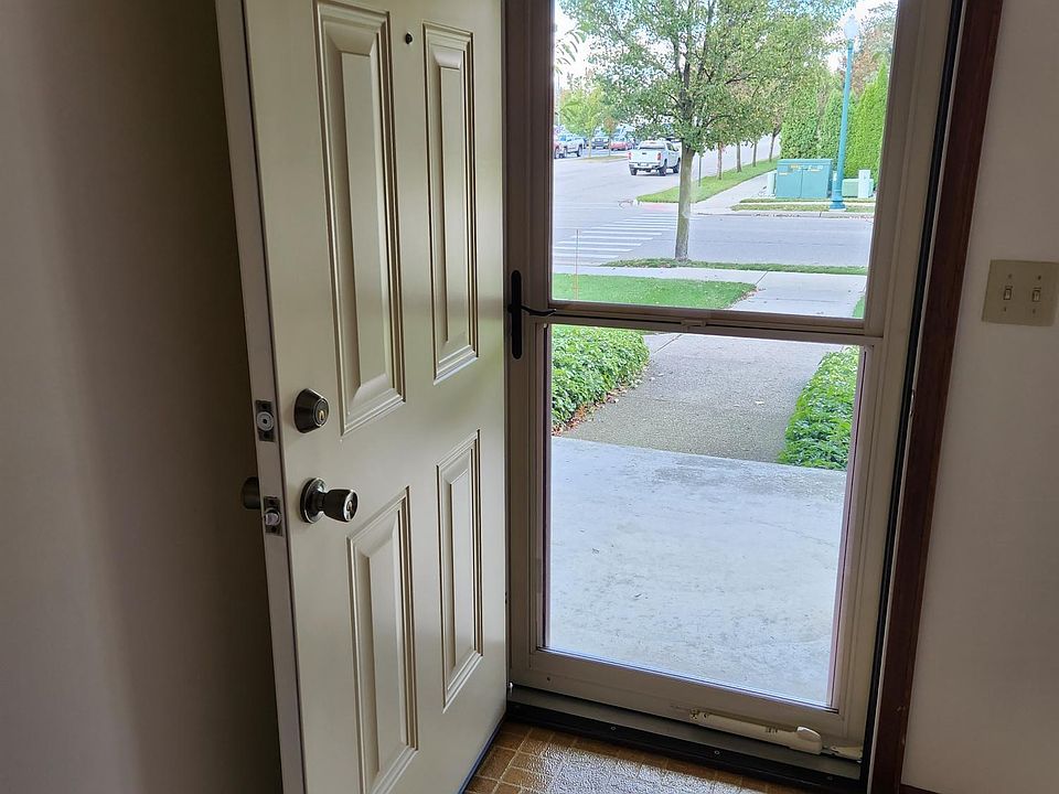 Front door view to Main Ave.
