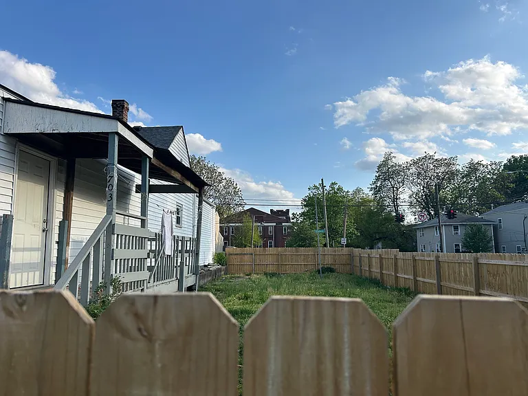 703 E Saint Catherine St — Photo 9