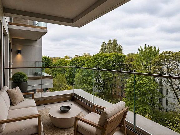 5th image of 960 Franklin Ave #432