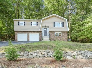 6 Nebraska Trl, Hopatcong, NJ 07843