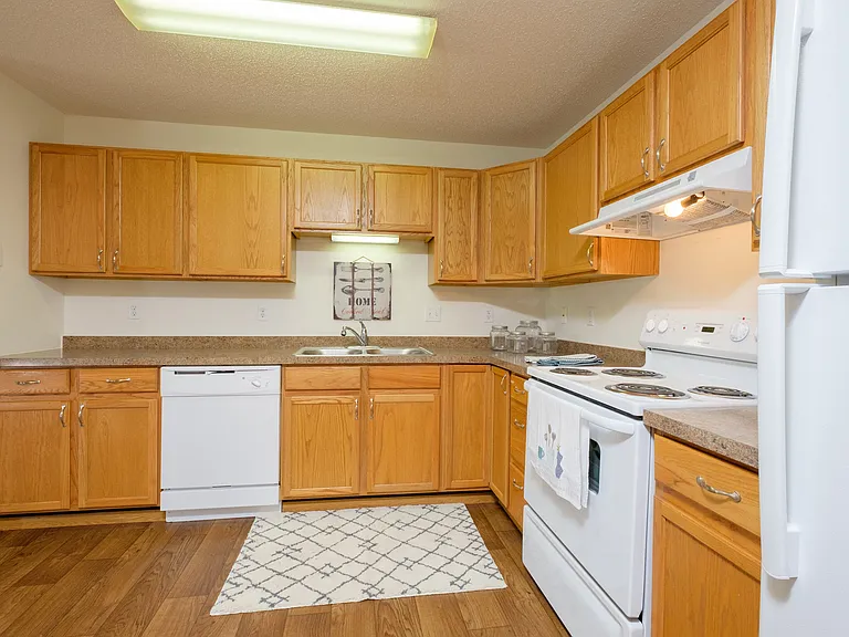 Fargo, ND Danbury Apartments | Kitchen