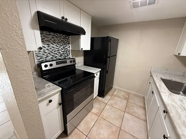 2325 Crawford St — Photo 4