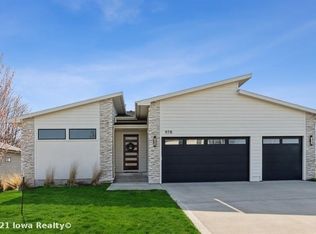 978 84th St, West Des Moines, IA 50266