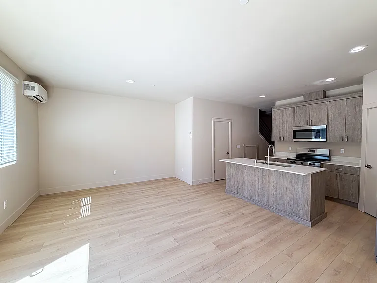NE 2nd Ct — Photo 2