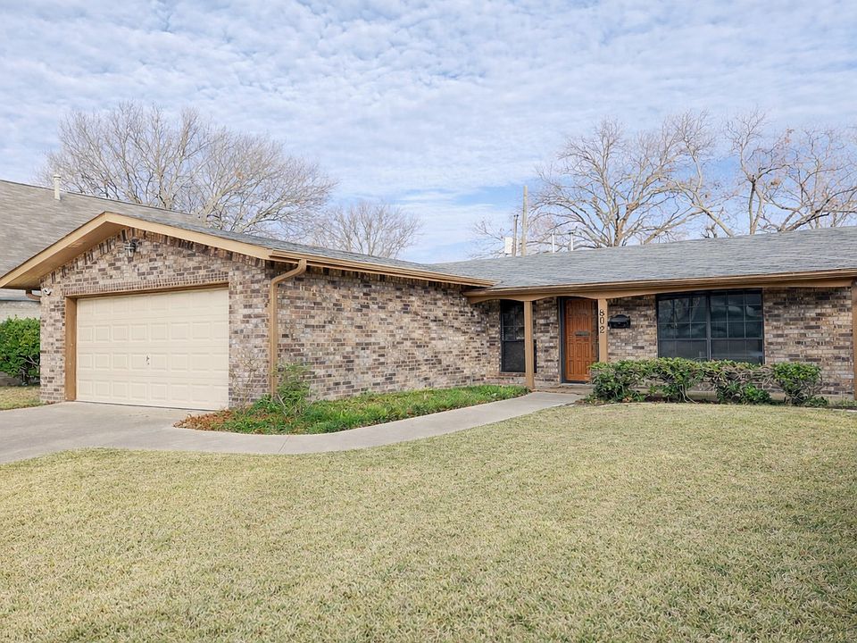 1st image of 802 Greenhaven Dr