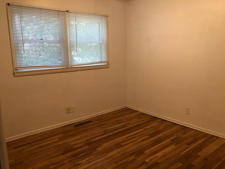 610 NE Gray Ln — Photo 9