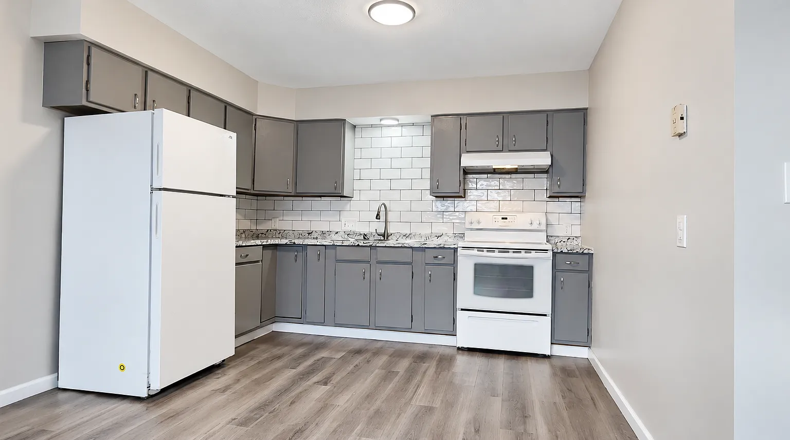 2 bed, 1.0 bath, 12000 sqft, $1,200 — Photo 3