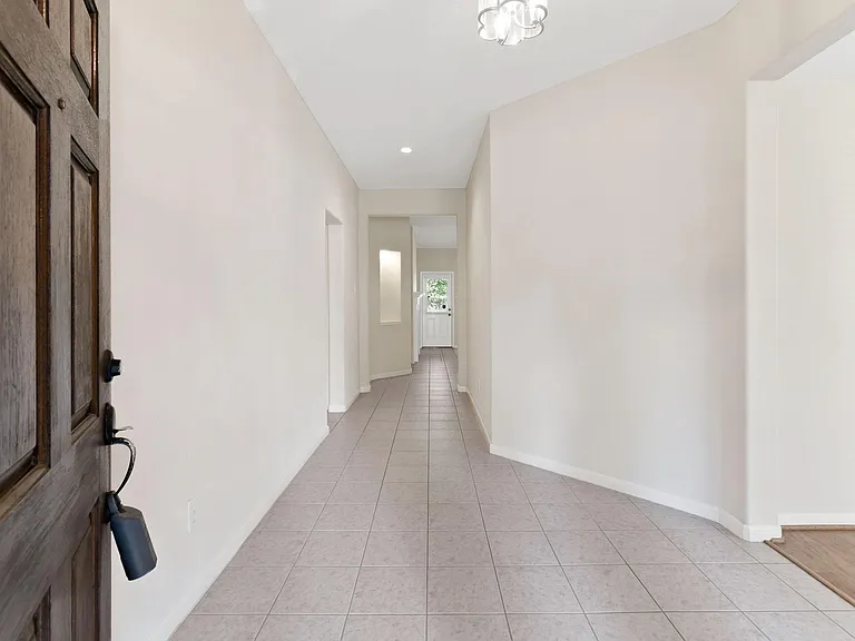 14 N Queenscliff Cir — Photo 2