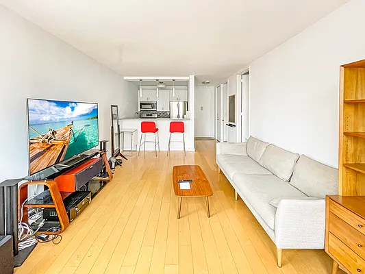 Rented by Fact Real Estate LLC | media 8