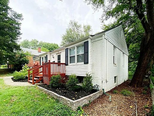 3rd image of 10 E Pocahontas Ln
