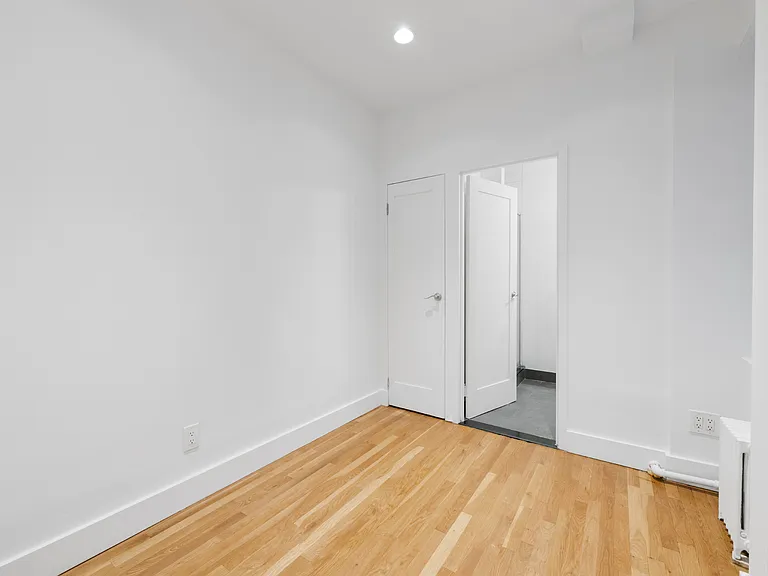 229 E 53rd St #3-E — Photo 9