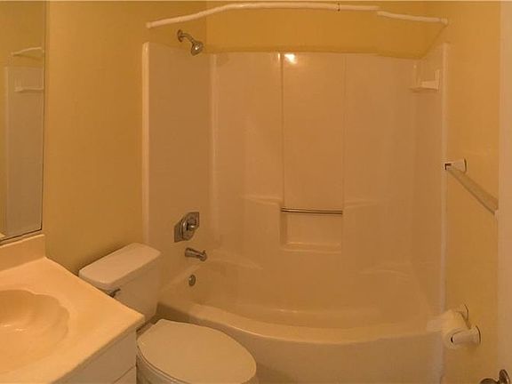 4th image of 305 NE 26th Ter