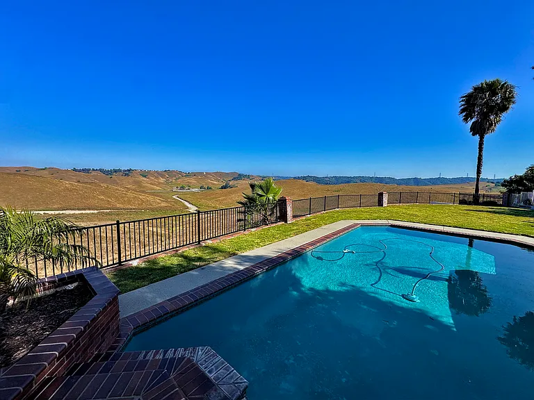 1652 Longview Dr — Photo 27