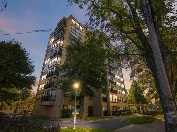 6095 Coburg Rd #206, Halifax, NS B3H 4K1