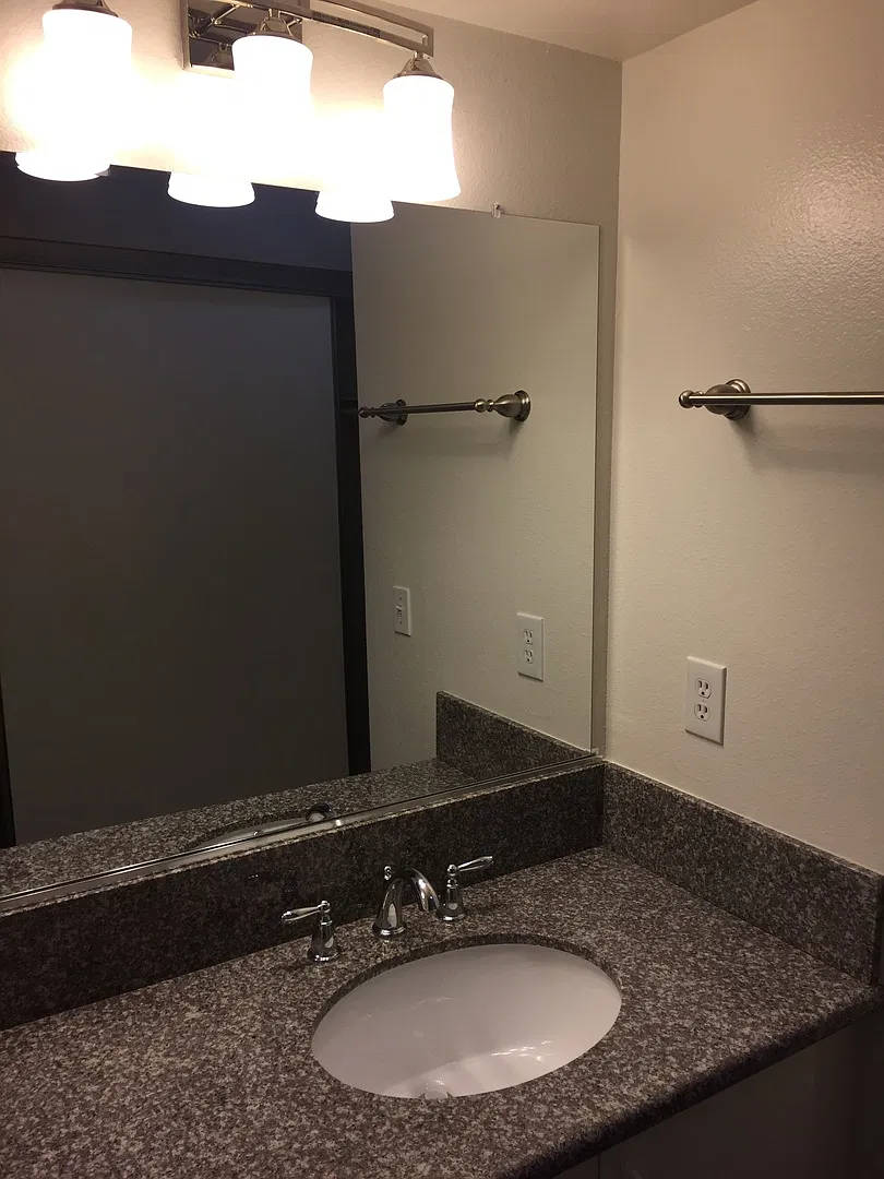 Large 2 bedroom 2 bath Condo with a den/office space on the second floor — Photo 4
