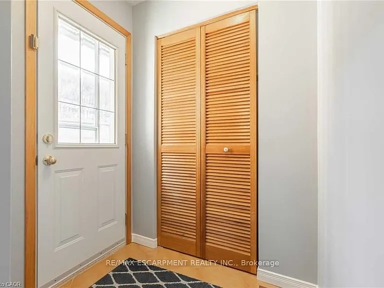 134 Marcella Cres #B — Photo 4