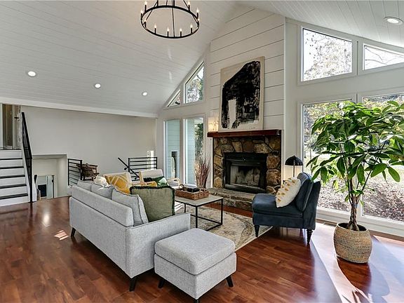 3rd image of 903 Georgetown Ct