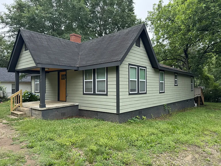 906 Skyland St — Photo 2