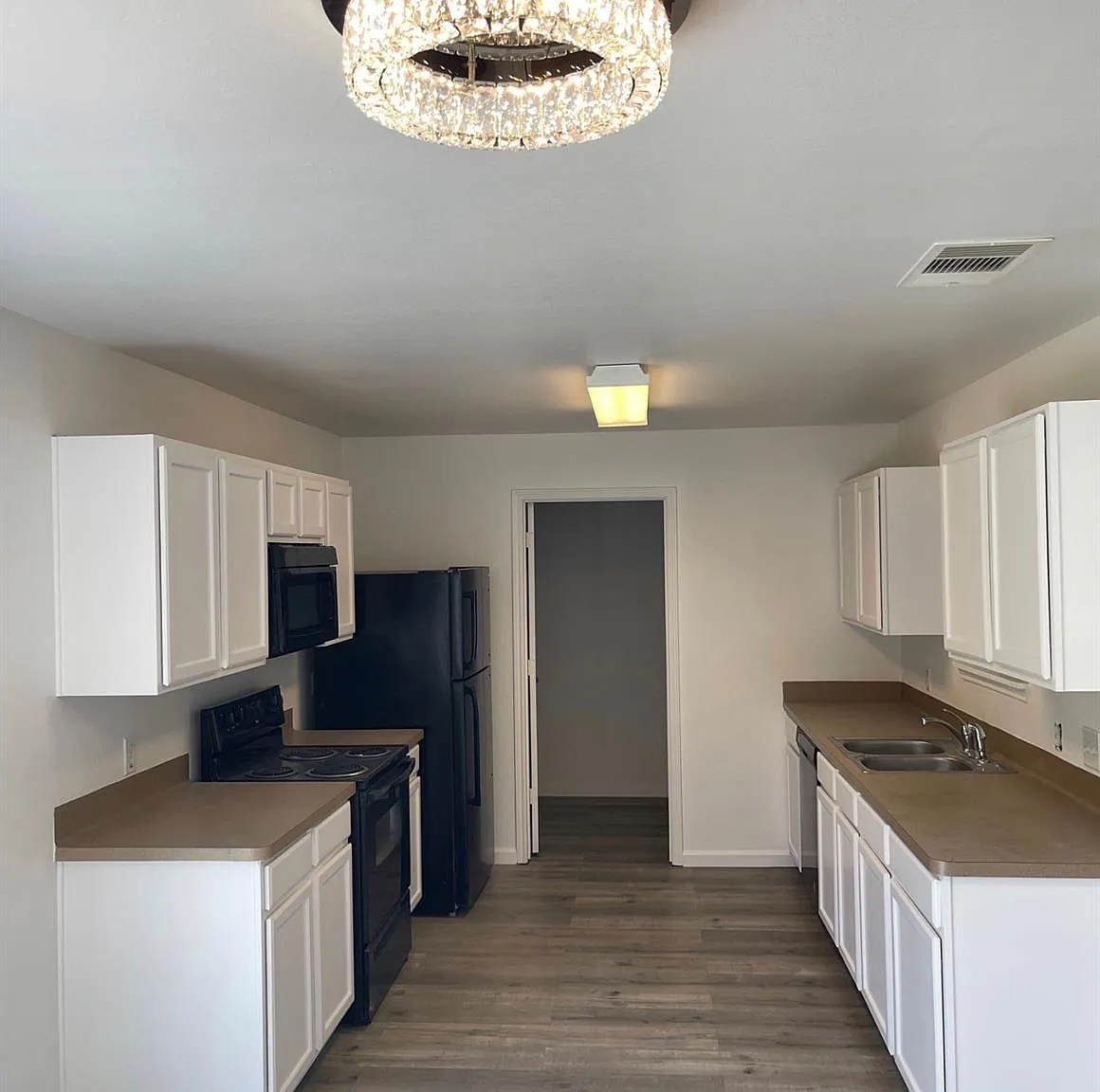 3 bed, 2.5 bath, 1784 sqft, $1,975 — Photo 3
