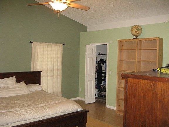 Master Bedroom w/walkin closet