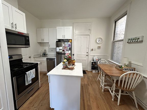 3rd image of 1140 N Winchester Ave #2R