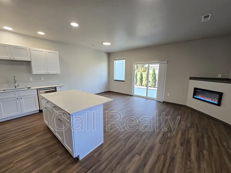 308 S Clinton Rd — Photo 4
