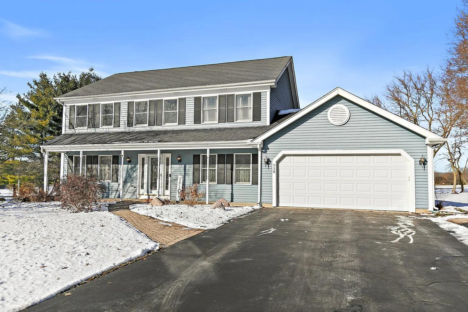 716 Surrey Ln photo 1