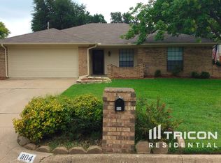 804 NW James Cir, Burleson, TX 76028