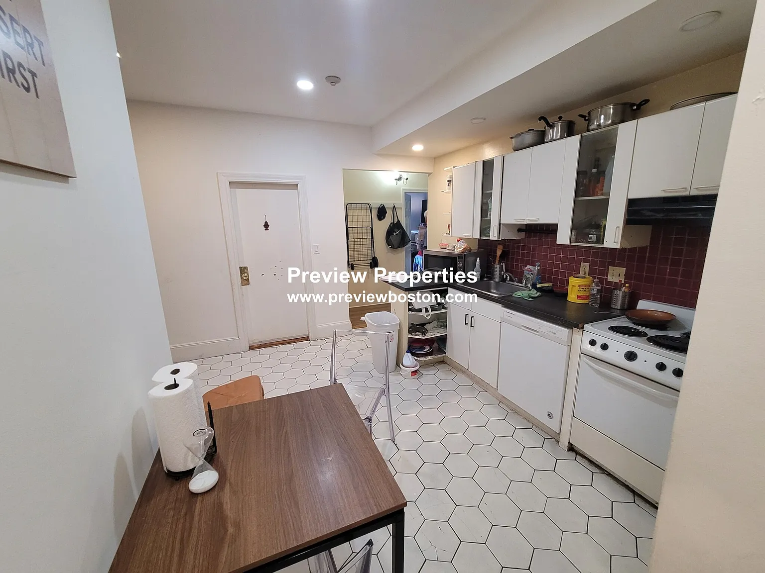 3 bed, 900 sqft, $3,300 — Photo 2