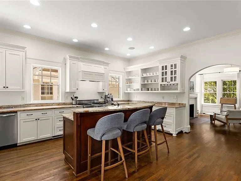 648 Cresthill Ave NE — Photo 15