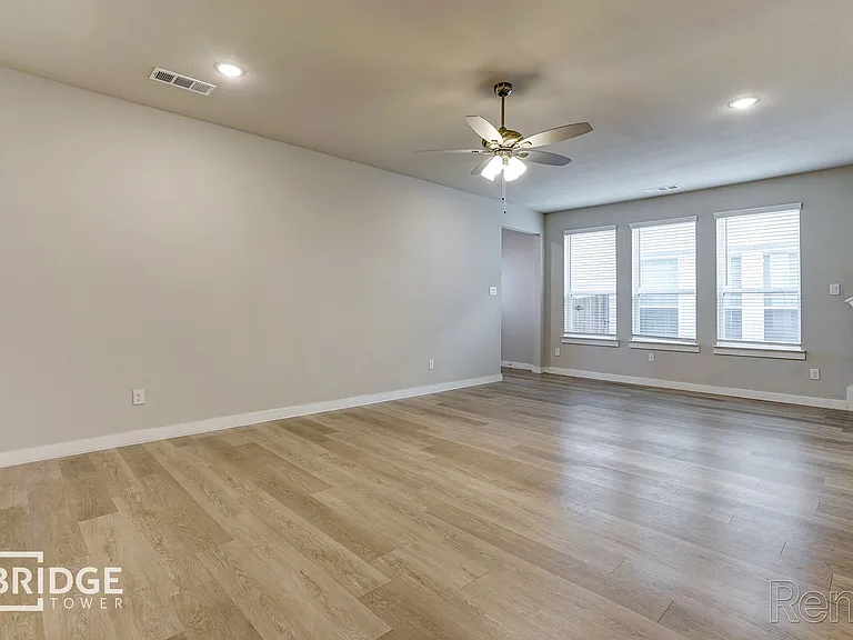 4140 Tobin Dr — Photo 6