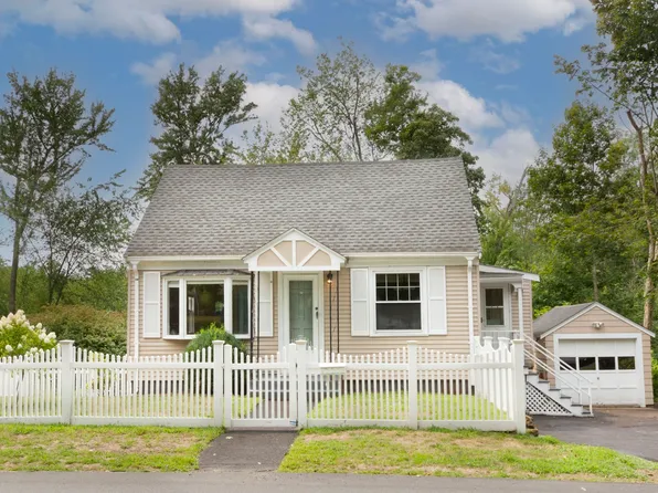 13 Brook St, Reading, MA 01867