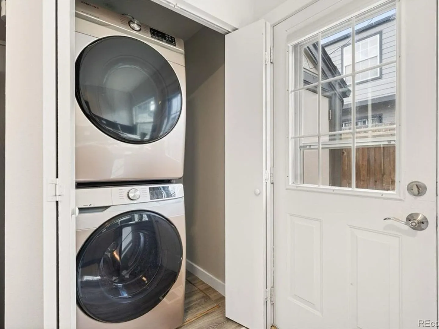 2 Bedroom 1.5 bath Townhome in Edgewater — Photo 3