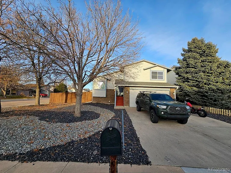 880 Crandall Dr — Photo 1