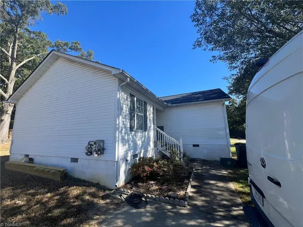 1 Savannah Ln, Thomasville, NC 27360