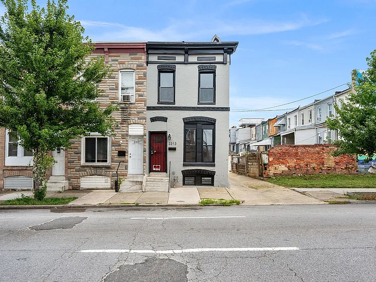 2213 E Madison St — Photo 28