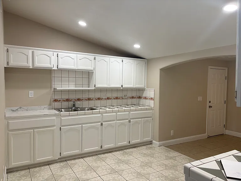 1610 Shirley St — Photo 3