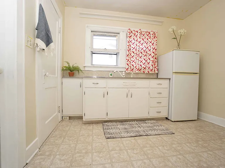 111 Sherman St — Photo 32