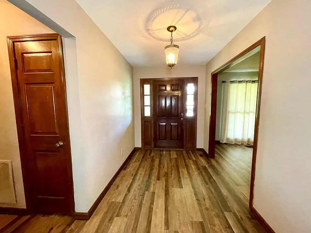 3 bed, 2.5 bath, 2224 sqft, $2,000 — Photo 2